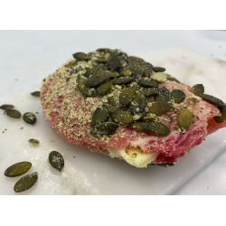Llibret de llom amb ceba confitada, pernil ibèric i formatge de cabra, arrebosat amb pipes de carbassa